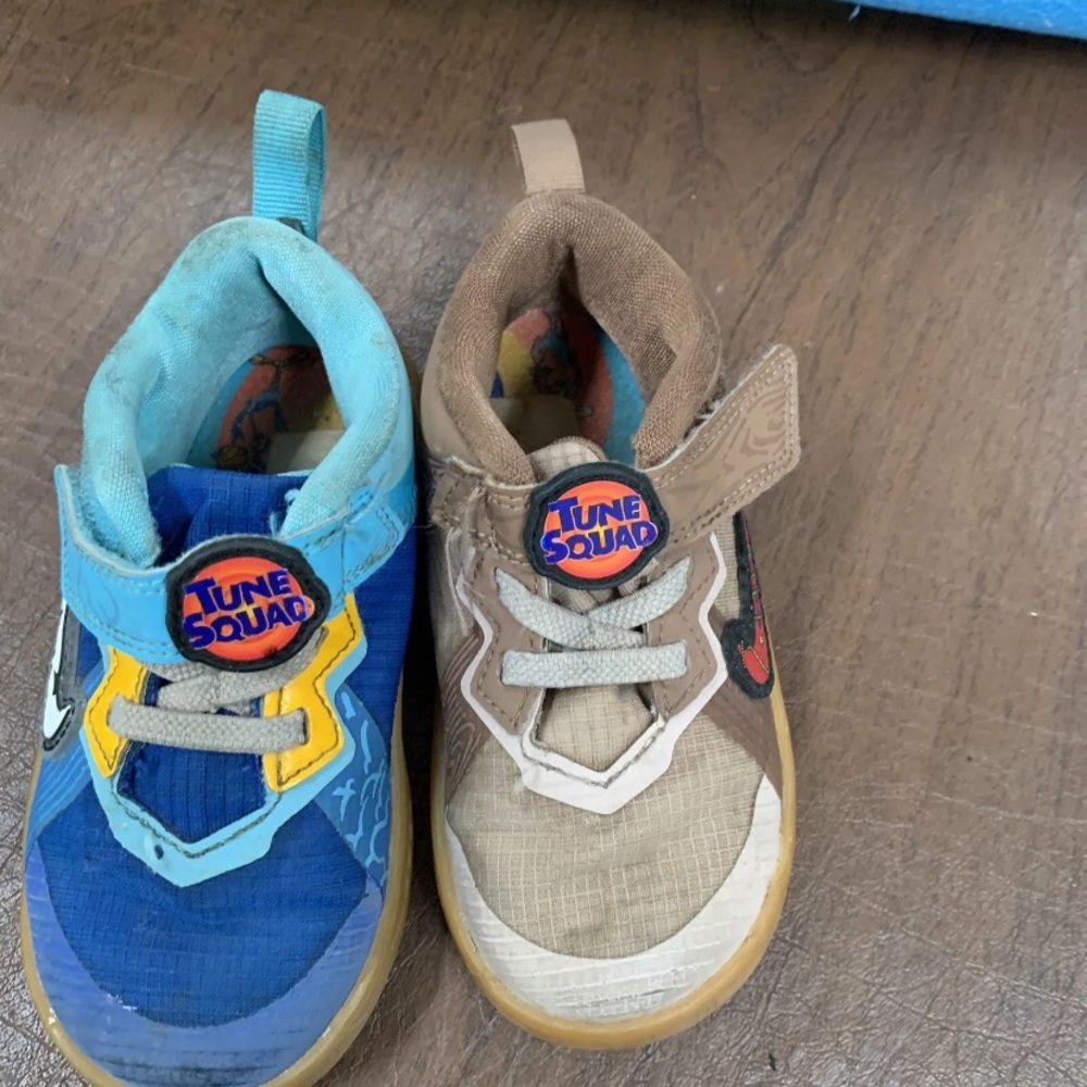 Toddlers Tune Squad Nike shoes two different colors Size 8.5